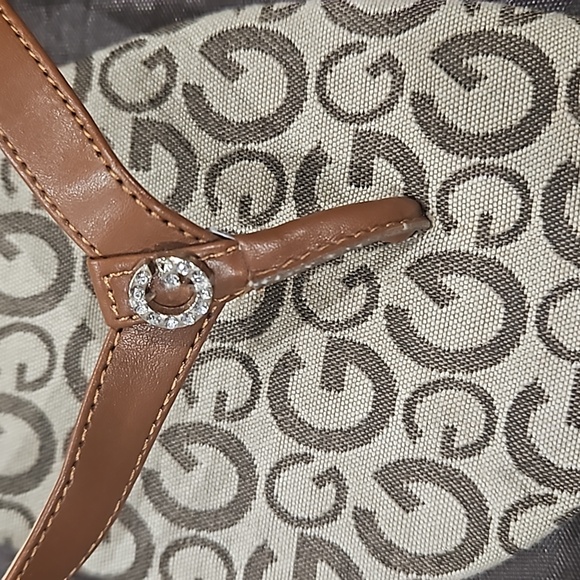 G by guess thong flip flops - Picture 2 of 4